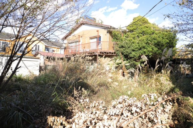 現地に行くなら、物件の周囲の地形がどうなっているかを見ることも大切です。周辺より低くなっている土地では、大雨などで水が集まりやすいため、地盤が弱くなっているということも考えられるため、注意が必要です。
