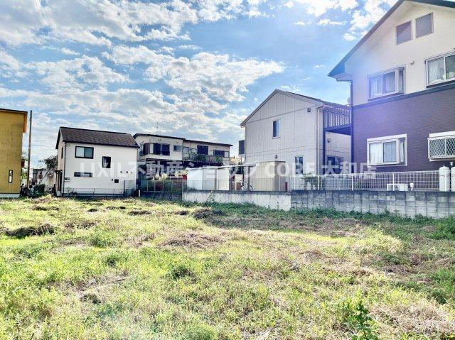 全7区画のまとまりある開発分譲地。道路や敷地を整備中で、完成後は新築住宅が建ち並ぶ新しい街並みとなる予定です。