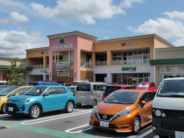 フォレストモール内の「ライフタイムフィットネス」や「眼鏡市場」　気軽に通えるジムが目の前にあり、健康的な毎日をサポート。　多彩な専門店が身近に揃う好立地です。