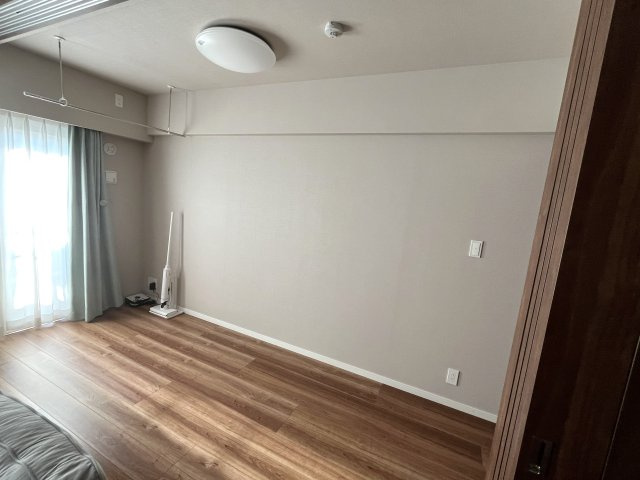 室内物干し完備で雨の日も安心な洋室。　リビングと繋げて広々使え、寝室やワークスペースに最適です。