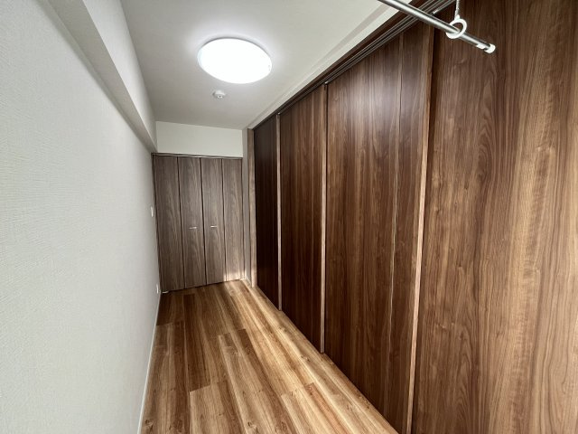 大容量のクローゼットを完備。　スタイリッシュな木目調扉で、お部屋をすっきり美しく保てます。