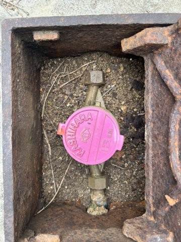 水道は公共です。13mm管により引き込まれております。