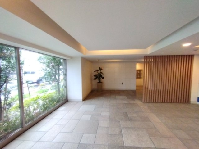 安心のセキュリティと清潔感が迎える、上質なエントランスロビー