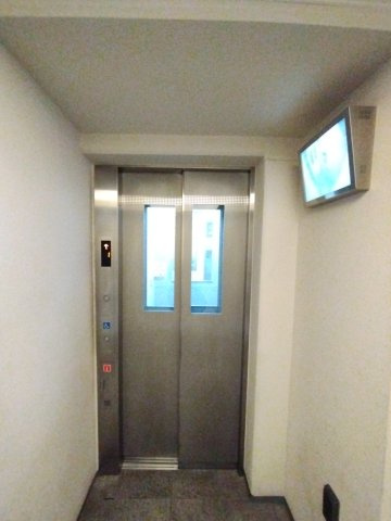 見える安心で日常を守る、防犯性に配慮したエレベーター