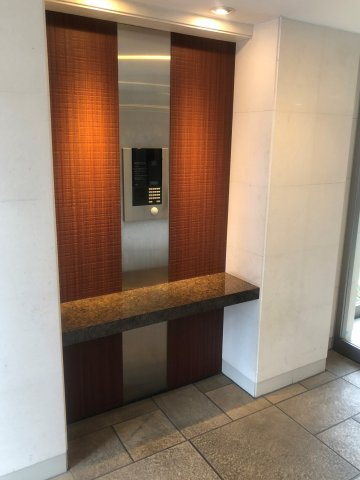 デザイン性と安心感を兼ね備えた、スタイリッシュなオートロック