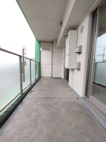 南向きで陽当たり良好。　洗濯物が乾きやすく、日中は明るく心地よい空間