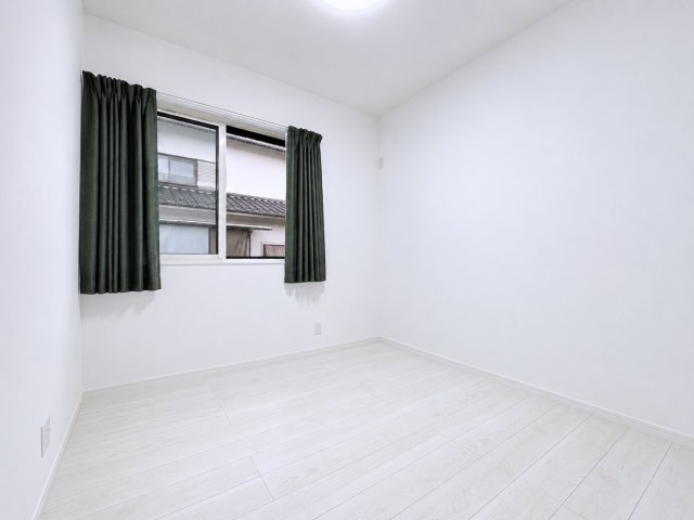 落ち着いた雰囲気の洋室は、寝室や子ども部屋など幅広い用途で活用できます。大きな窓から自然光が入り、明るく快適に過ごせる空間です。シンプルな内装は家具の配置もしやすく、お部屋づくりの自由度も魅力です。