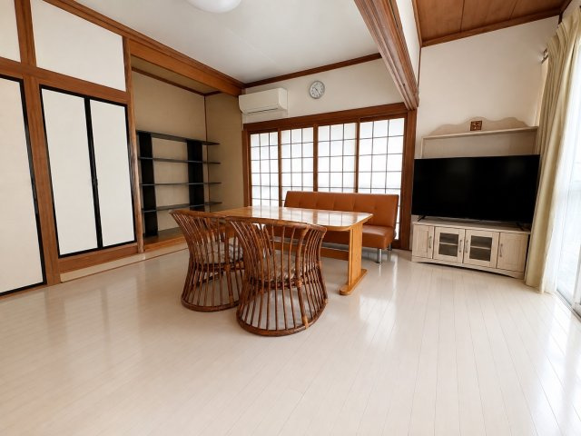 約10帖の明るいリビングは大きな掃き出し窓からたっぷりと自然光が差し込む心地よい空間。フローリング仕様でお手入れもしやすく、隣接する洋室とつなげればさらに開放感のある団らんスペースとして利用できます。