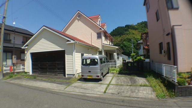 間口が広いため、駐車スペースも取りやすくなるかと思います。