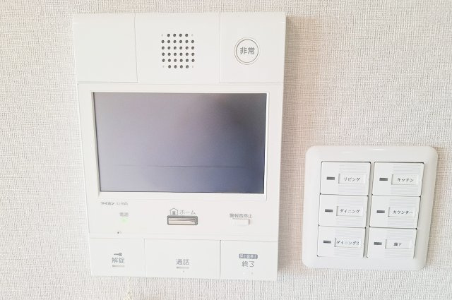 モニター付きインターホン：来客時も安心の設備です。