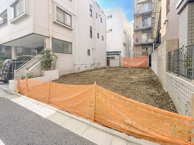 販売物件現地（前面道路を含む）撮影2026年8月上旬　※CGで一部雑草を撤去しています