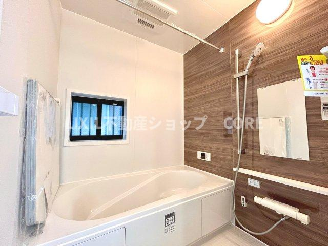 ご家族との憩いの場として、一日の疲れを癒す場として、ゆったりと足を伸ばしてくつろげる浴室。