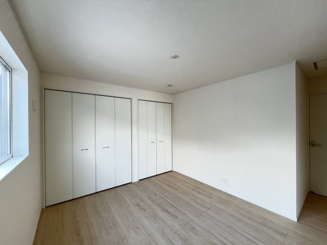 2階7.7帖の洋室。バルコニーのある明るいお部屋です。クローゼット完備