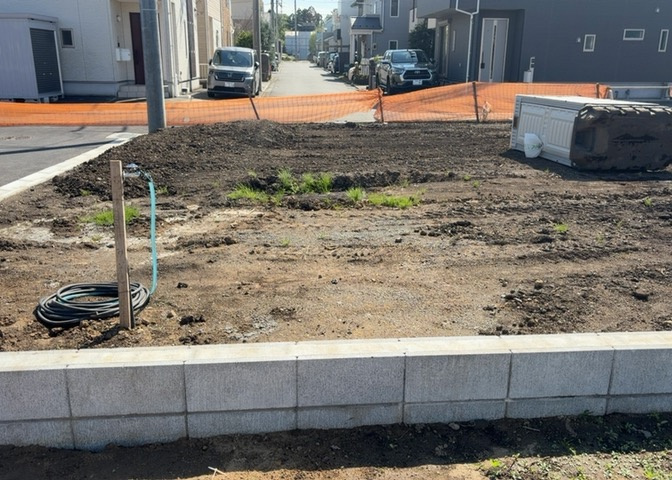 家を建てる場合、方位は要チェックです。現実的に日当たりのよい家ならばリビングは南側、建築基準法でも北側に当たる家への配慮は求められています。土地を見学に行く際は、方位磁針を持って行くようにしましょう。