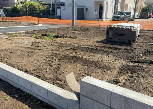 土地を買う際、住む地域の自治体や福祉の補助制度にも注目してみましょう。子供や老人の医療補助やゴミ出しのルールなど、自治体によってルールに大きな違いがあるため、暮らしやすい土地で判断するとよいでしょう。