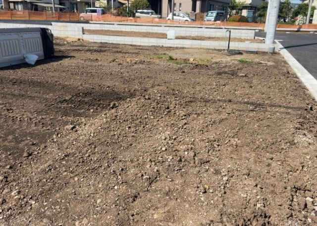 土地の前の道路に消火栓が設置されていることがあります。この場合、道路交通法第45条第1項により、駐車禁止の場所が指定されています。そのため、車庫などの駐車スペースをつくることができない場合があります。