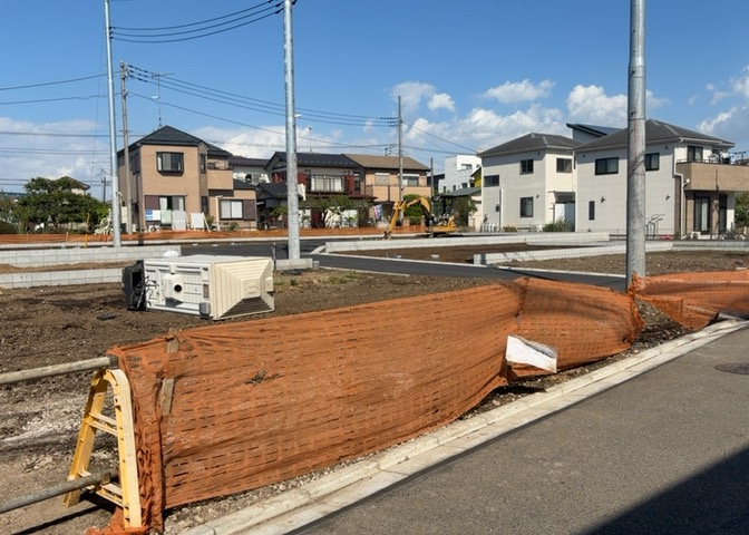 現地に行くなら、物件の周囲の地形がどうなっているかを見ることも大切です。周辺より低くなっている土地では、大雨などで水が集まりやすいため、地盤が弱くなっているということも考えられるため、注意が必要です。