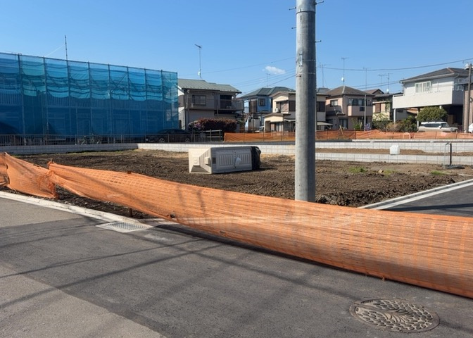 土地購入を検討されている場合、境界杭がない状態で購入してしまうと境界確定測量をする必要があり、費用がかかります。購入の前に、売主、隣土地所有者立ち合いのもと境界を確定し境界杭を設置するのがベストです。
