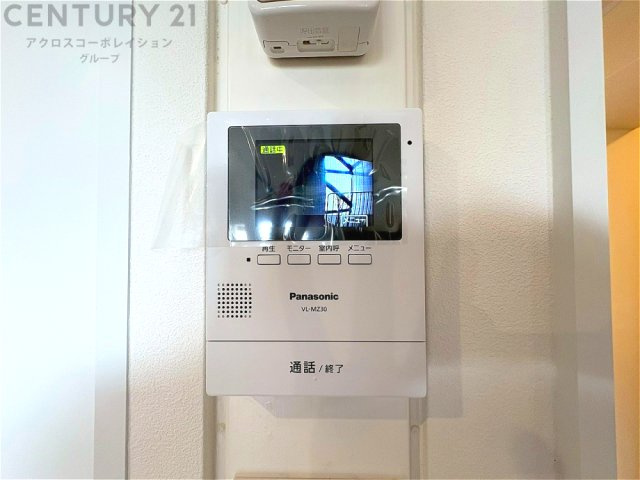 訪問者が来たときにテレビ画面で確認できるため、安心してドアを開けられます。録画機能があるものもあり、留守中に来訪者を記録しておくことができます。利便性が高く、セキュリティ面でも安心です。