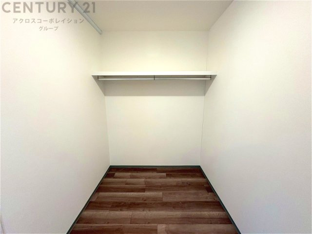 収納力が高く洋服や小物を整理しやすく、更衣室のように使え、部屋がすっきり保てます。収納の配置を自由に調整でき、換気性が良く防湿・防虫対策も可能。快適で機能的な生活空間を実現できます♪