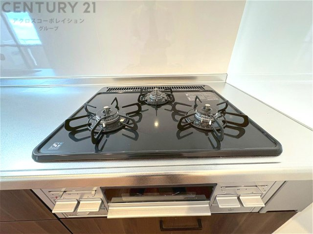 多数の調理器具を同時に使用でき、料理の効率化が可能。省エネで節約になり、様々な料理スタイルに適応できます。また、火力調整が独立しており、手入れや掃除もしやすく、今よりもっとお料理が楽しくなるかも。