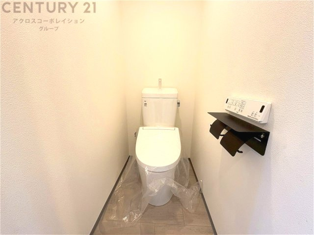 温水洗浄便座付トイレは温水洗浄機能により、暖かい水でおしりを洗浄することができ、冷たい水を使う従来の便座に比べ、温水洗浄機能で暖かいトイレを提供し、快適な使用を可能にします。