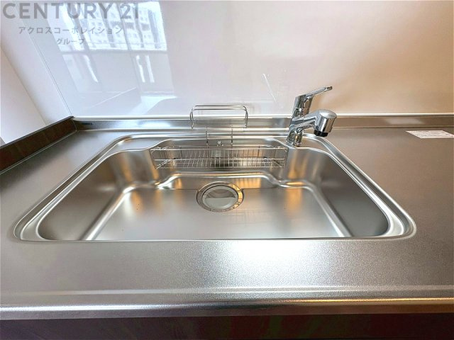 大きなシンクでお鍋などの大きな調理器具を洗う際にも便利です。