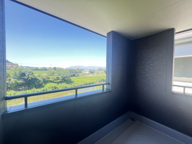 外からの目が気にならないバルコニーで洗濯物が干せます