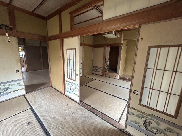 襖を開放すれば隣の和室と一体の広い空間として活用可能です