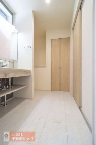 【脱衣所】現地完成写真。洗面脱衣所はゆったりとしたスペースで使いやすく、光取り、換気用の小窓が付いています。