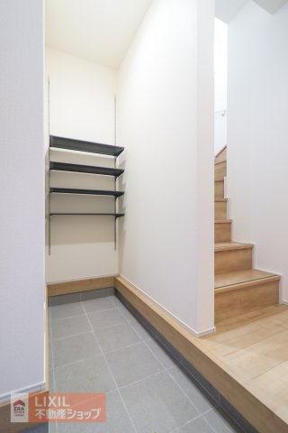 【収納】玄関横の土間収納です。たっぷり収納できるので玄関回りをすっきり片付けられます。