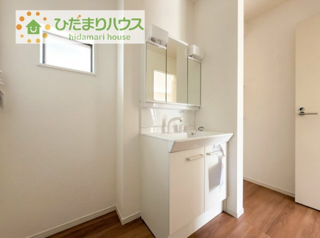 三面鏡の大きな鏡は憧れます(^^♪　鏡の後ろは収納となっていて、細かいものでも収納できるのでスッキリと整理できます！