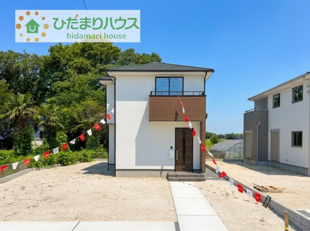 白を基調とした明るい印象を受ける外観です！