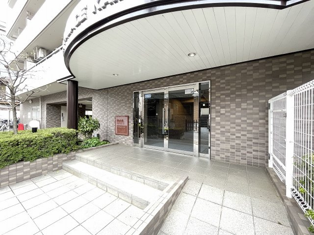 明るく広々としたエントランスが迎えてくれます。　　