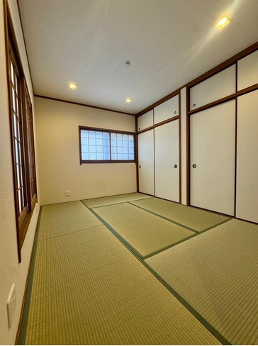 リビング横の和室スペースはリビングと続きで利用してもデザイン性のとれる洋風和室になります。やっぱり一室は欲しい和室は客間や小さなお子様の寝かせ付けなどにも便利です。