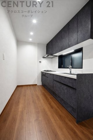 シンプルなデザインと使いやすさを兼ね備えた対面式システムキッチンは、効率的な作業スペースを提供し、家族やゲストとのコミュニケーションを促進します。