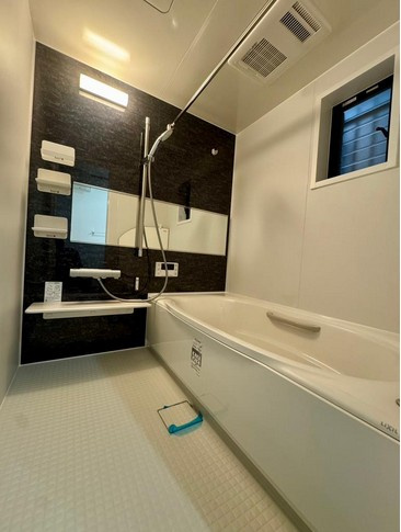 ユニットバスは省スペースでありながら、シンプルな設計と使いやすさを備え、簡便なメンテナンスが可能です。またミラー・小物置き場もあり便利です。