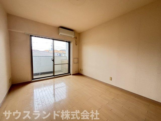 9.1帖の広々とした洋室。ベッドを2つ置いても空間に余裕があります。