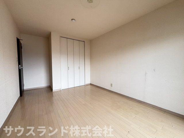どんなスタイルにも馴染む、シンプルな洋室空間。