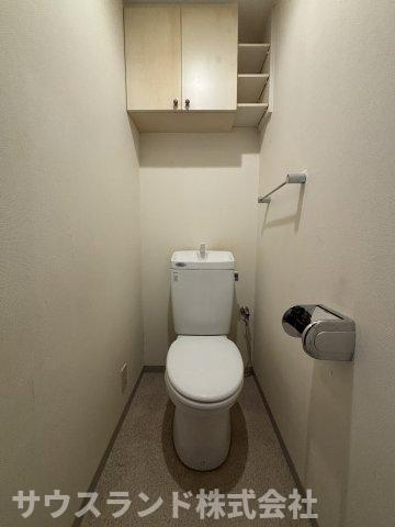 吊戸棚付きなので、何かと散らかりがちなトイレの小物類もスッキリ整理整頓可能。