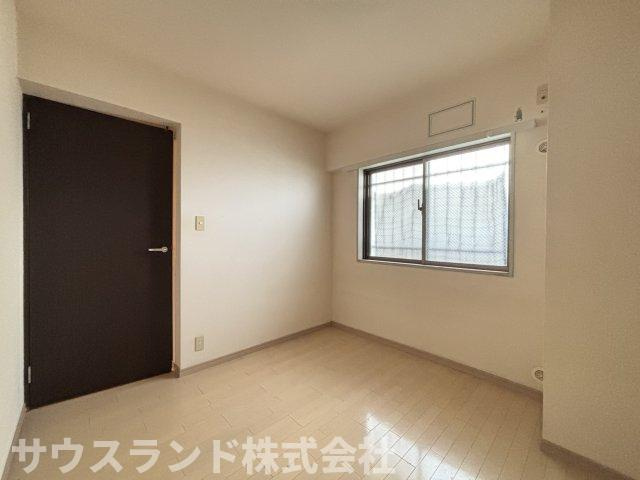 収納スペースがあり、使い勝手が良いお部屋です。寝室やお子様のお部屋など、使い方も自由自在です。