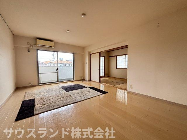 14.6帖の広々としたリビングダイニング。南西側の窓からたっぷりの自然光が差し込みます。