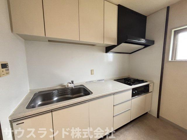 お料理に集中したい方におすすめの独立キッチン。小さなお子様の立ち入りを防ぎやすく、子育て世代も安心。