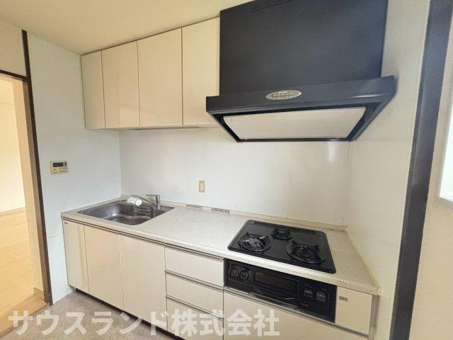 吊戸棚付きで収納豊富。整理整頓されたキッチンで気持ちよく家事ができます。