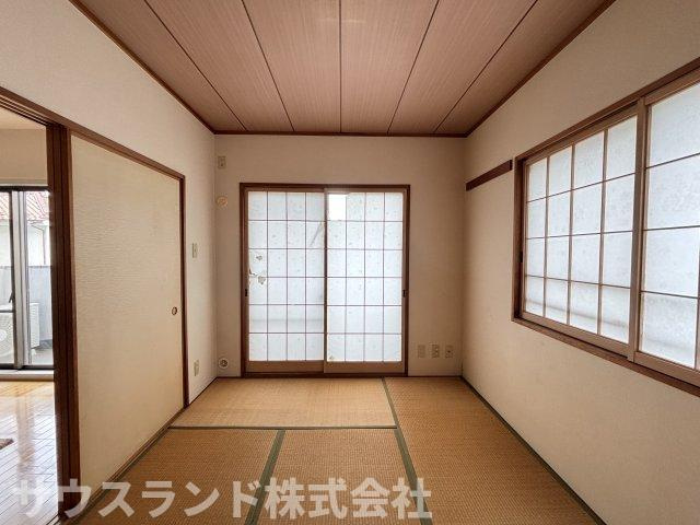 畳には湿度を調節してくれる効果があり、夏は涼しく、冬は暖かく過ごすことができます。