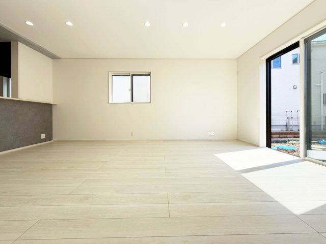 【1号棟　リビング】特殊加工された床材には「汚れが取れやすい・傷がつきにくい・滑りにくい」といった特徴があります。ワンちゃん猫ちゃんと暮らしている方も安心してお使い頂けます。