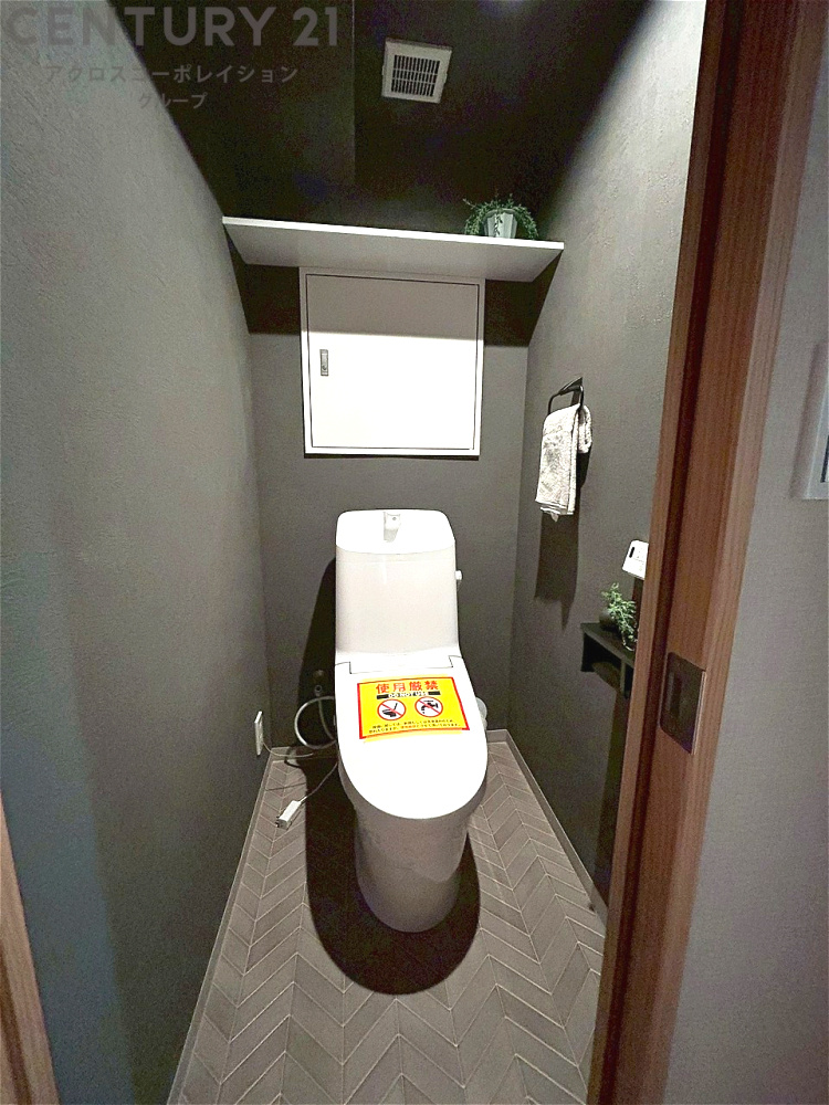 温水洗浄便座付トイレは温水洗浄機能により、暖かい水でおしりを洗浄することができ、冷たい水を使う従来の便座に比べ、温水洗浄機能で暖かいトイレを提供し、快適な使用を可能にします。