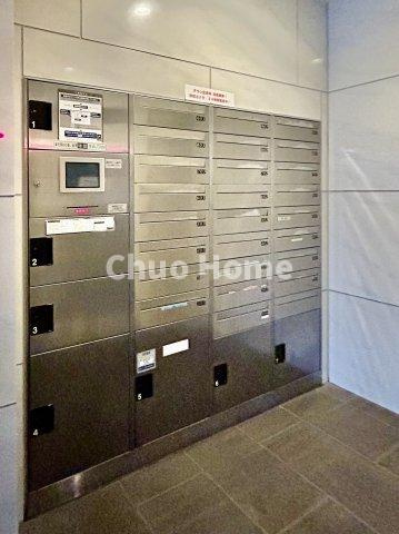 【宅配ボックス】在宅時・不在時に関わらず、居住者の代わりに非対面で宅配物を受け取ってくれる便利な設備です。わかりやすくご説明致しますので見学時にはお部屋だけではなく共用部分もぜひチェックしてください。