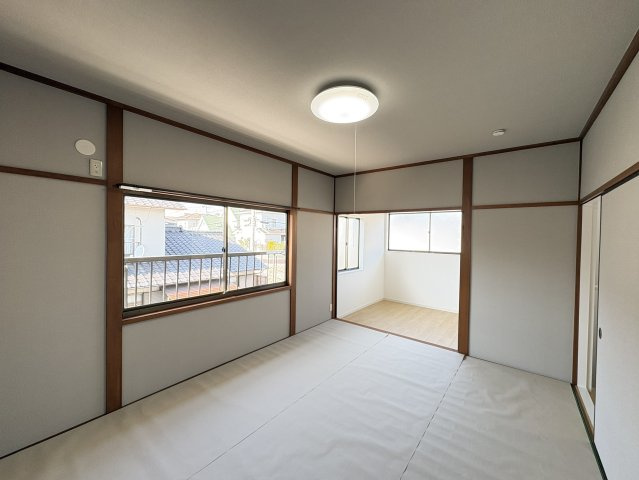 リフォーム済みの洋室は落ち着いた雰囲気で、ゆったりと過ごせる空間です。大きな窓から自然光が差し込み、明るさも確保。使い勝手の良い形状で、様々な用途に対応可能です。