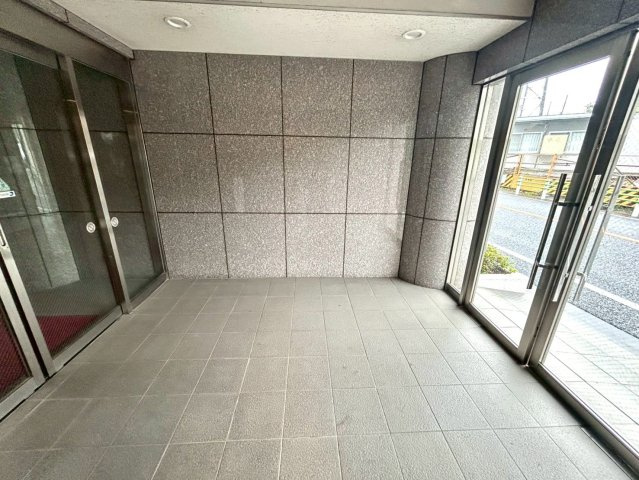 ロビーというと、エントランスと何がちがうの？と思いますよね。実はロビーとエントランスには明確な決まりはありません。物件によっては、エントランスを入って広がるある程度の広さのある空間がロビーとなります。